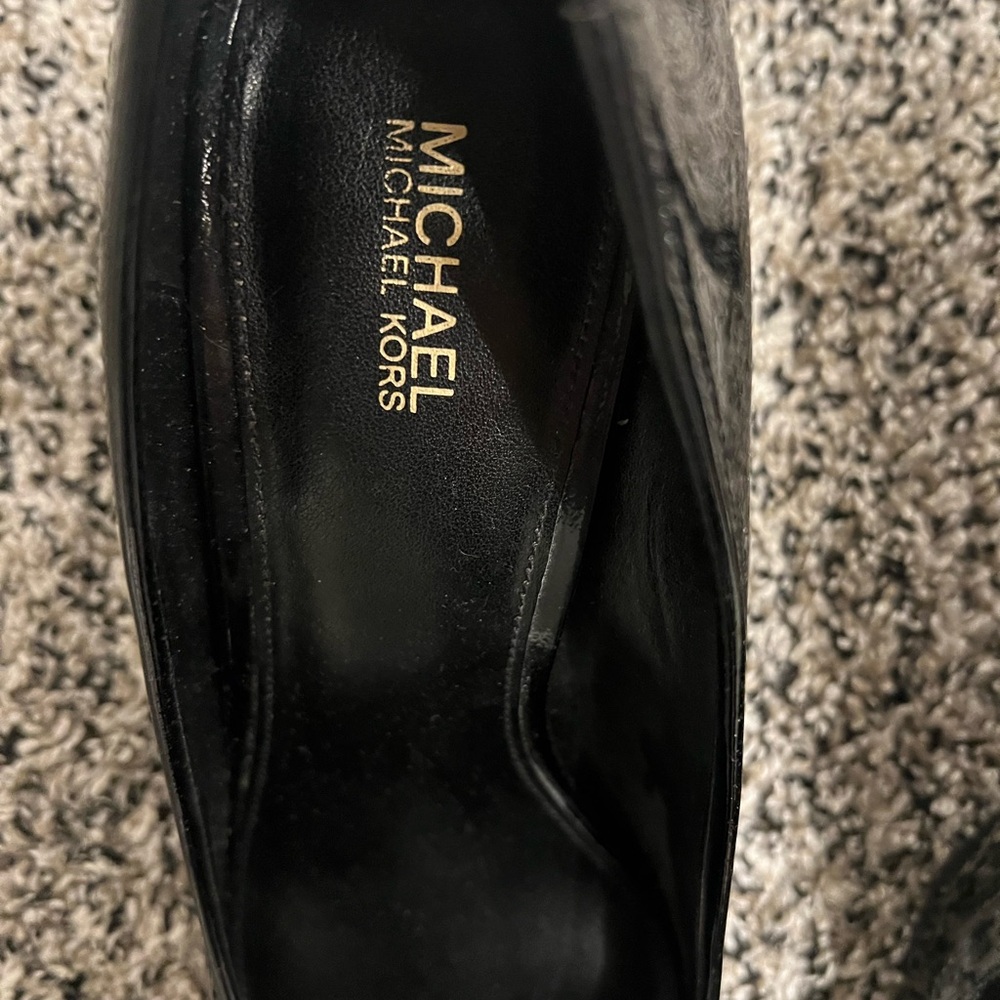 Never Worn. Michael Kors Bella Flex Black Patent Leather Pump with Bow Detail. - Picture 2 of 4
